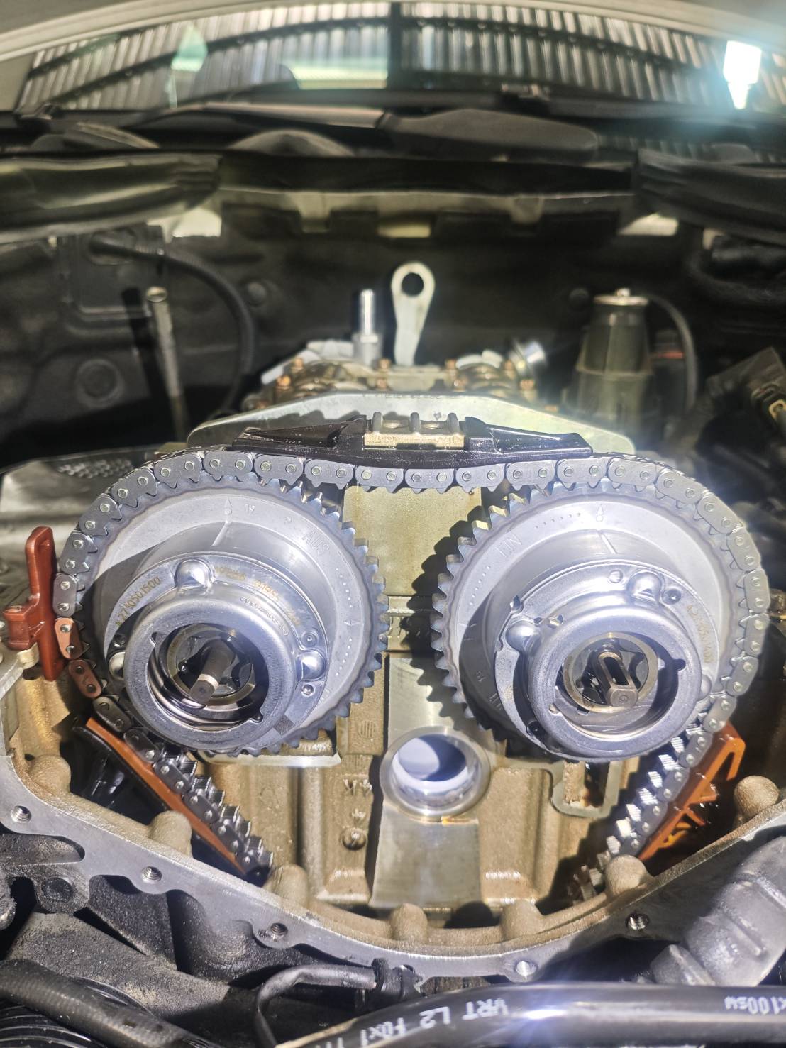 BENZ VVT 凸輪軸齒輪油路通道內的油泥堆積狀況