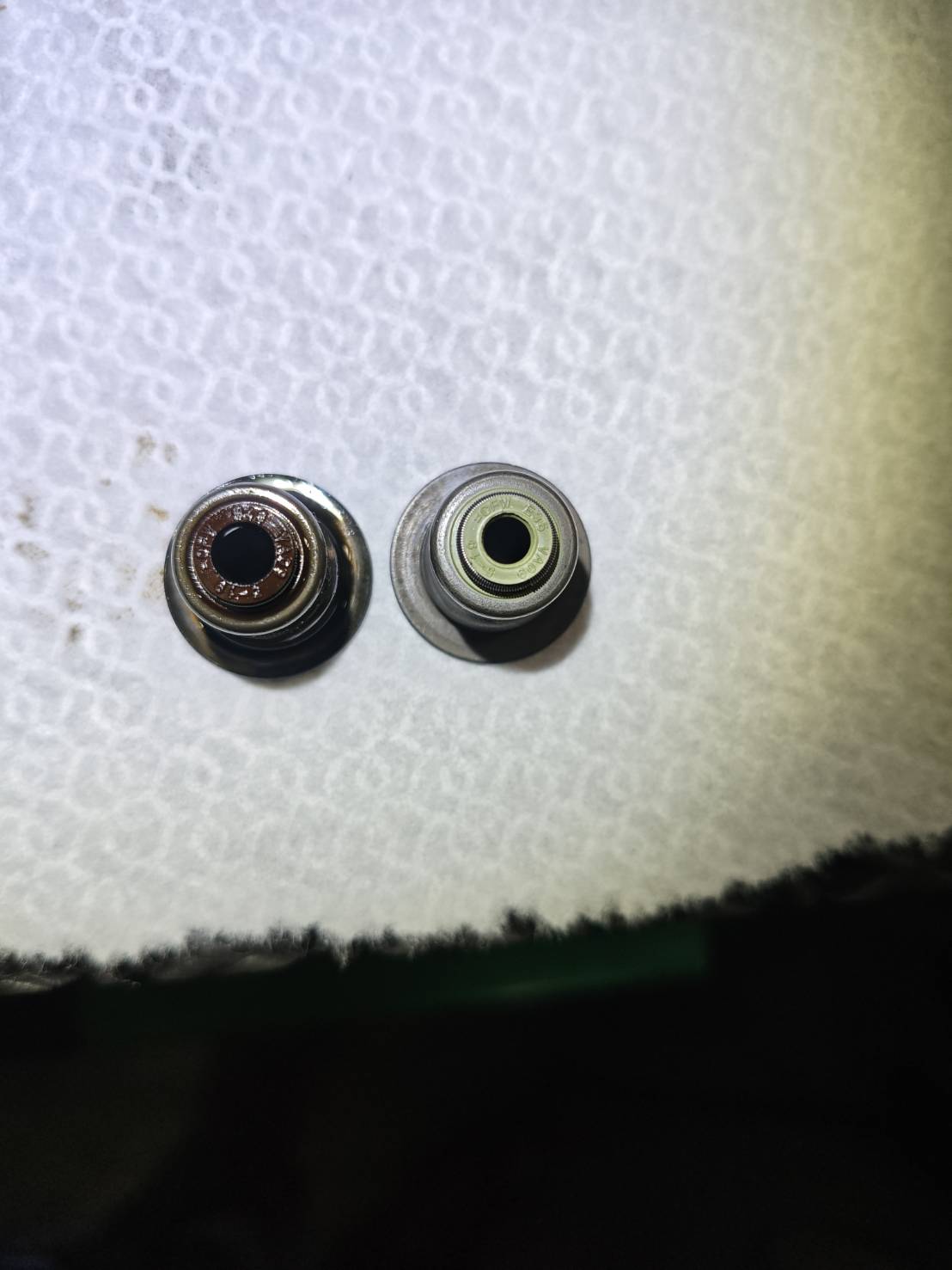 BMW N55新舊氣門油封正面對比，左舊品發黑右新品明亮｜聯承汽車台中