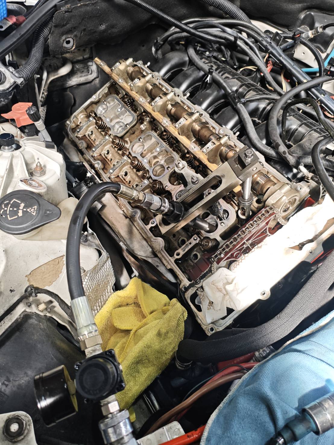 BMW N55氣缸蓋氣門油封更換完成，正時鏈條安裝中｜聯承汽車台中