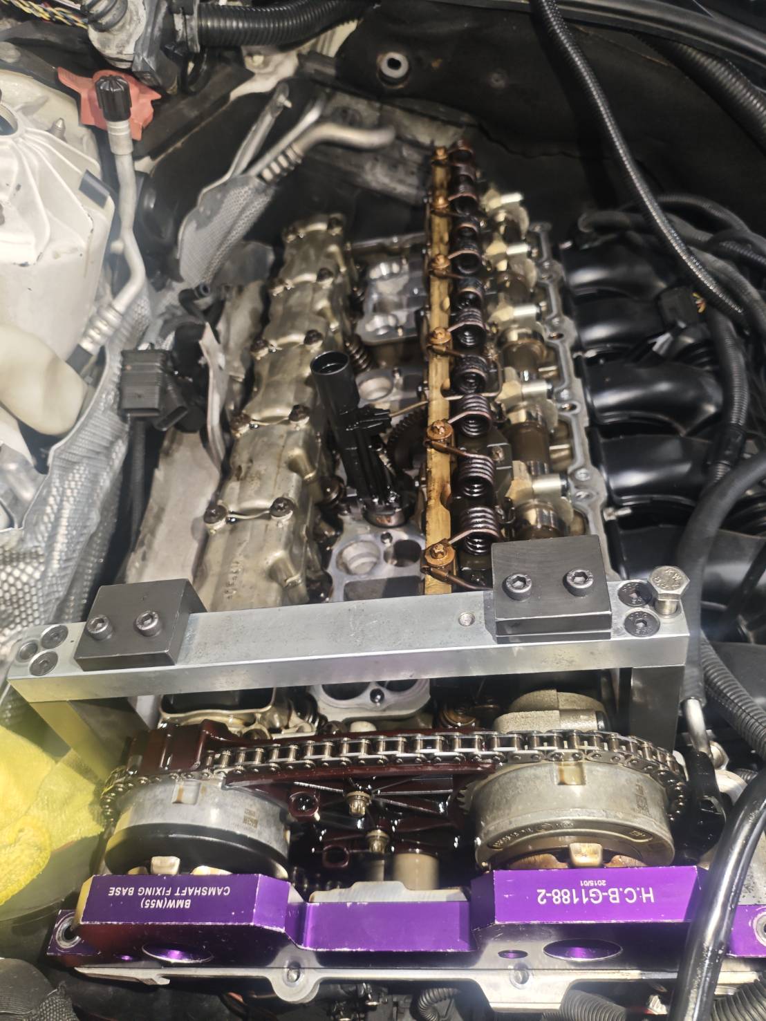 BMW N55凸輪軸固定工具全景，正時鏈條可見｜聯承汽車台中