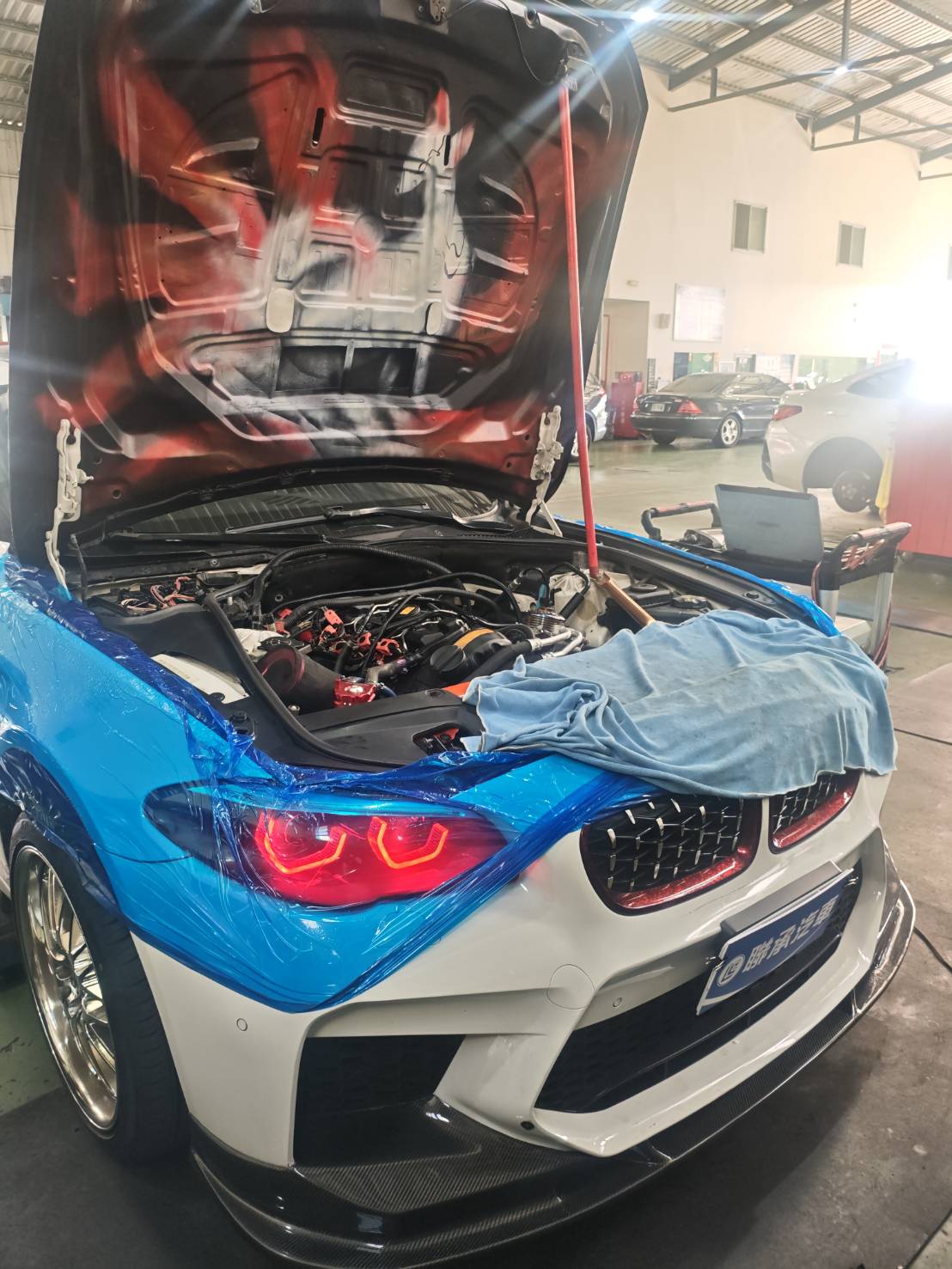 BMW N55氣缸蓋翻轉維修，氣門座面可見｜聯承汽車台中