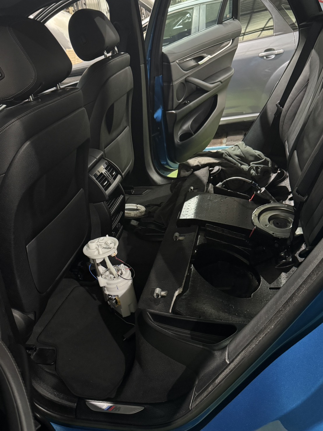 BMW X6 後座地板開口油泵浦取出作業|聯承汽車台中