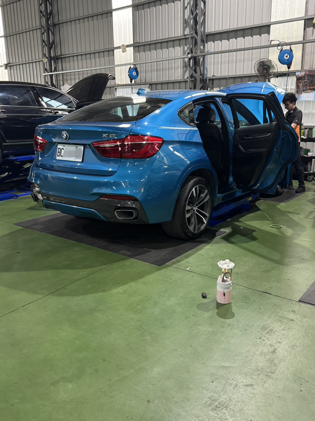 BMW X6 舊燃油泵浦取出與技師作業|聯承汽車台中
