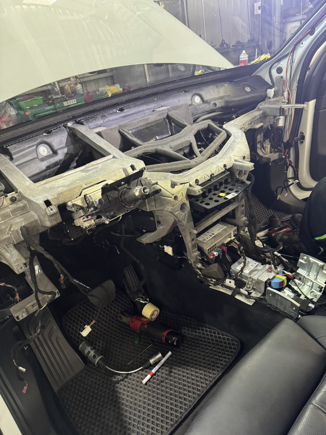 BMW X5 G05 儀表板拆除 IP Beam 橫樑露出