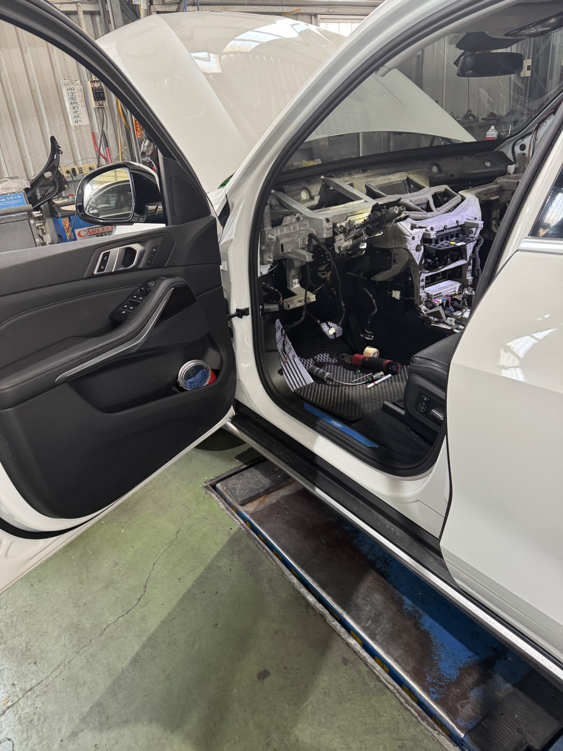 BMW X5 G05 儀表板拆裝 駕駛艙側面全景