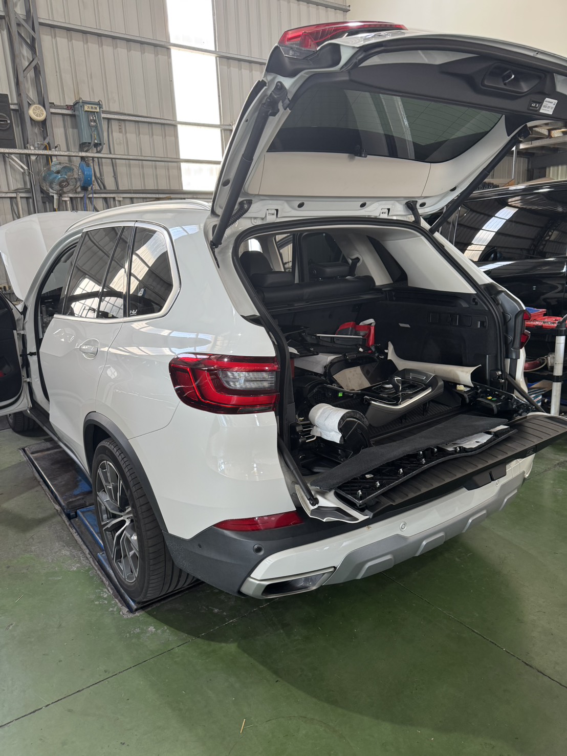 BMW X5 G05 冷氣維修完成 車尾內裝復原