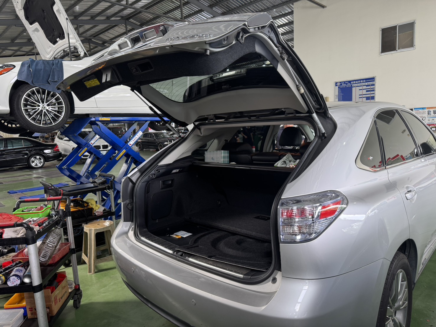 Lexus RX450h後車廂拆卸準備更換油電電池