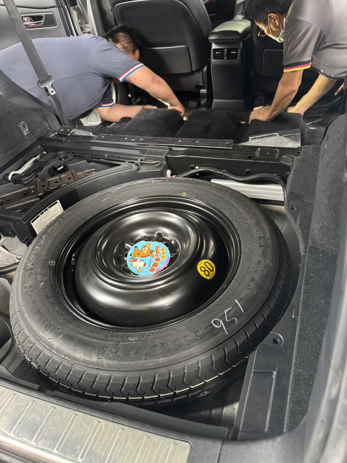 RX450h更換Hybrid電池前拆除後車廂內裝