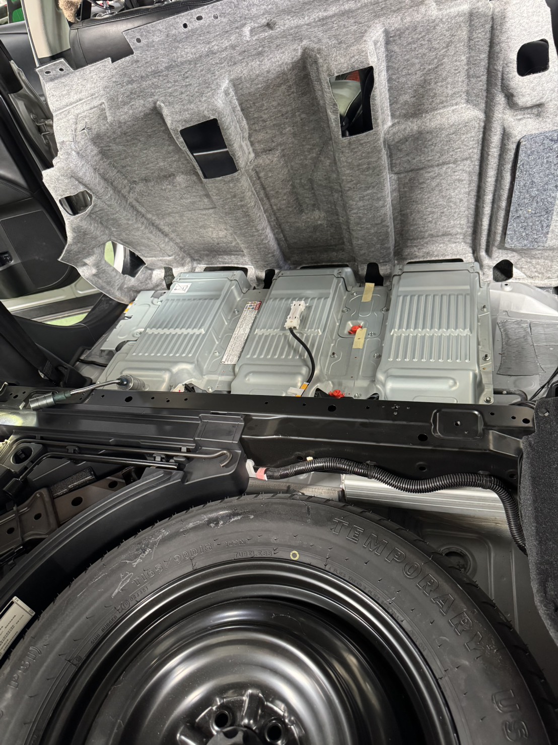 Lexus RX450h Hybrid電池上方隔音板拆卸