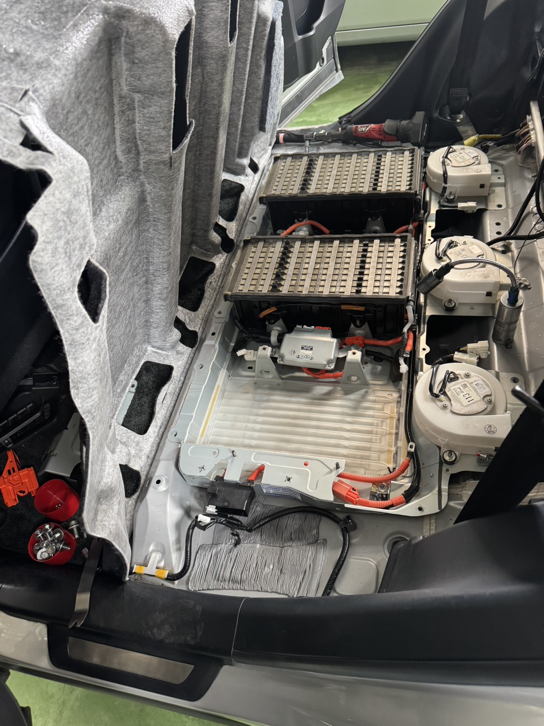Lexus RX450h舊Hybrid電池拆除後施工檢查