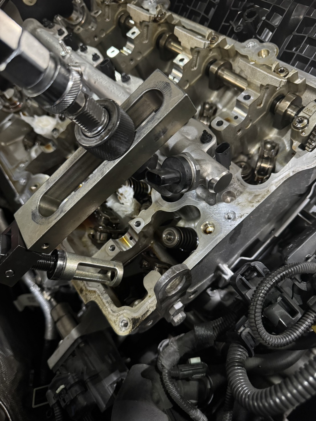 BMW B48 引擎氣門專用壓縮工具操作中，準備更換氣門油封