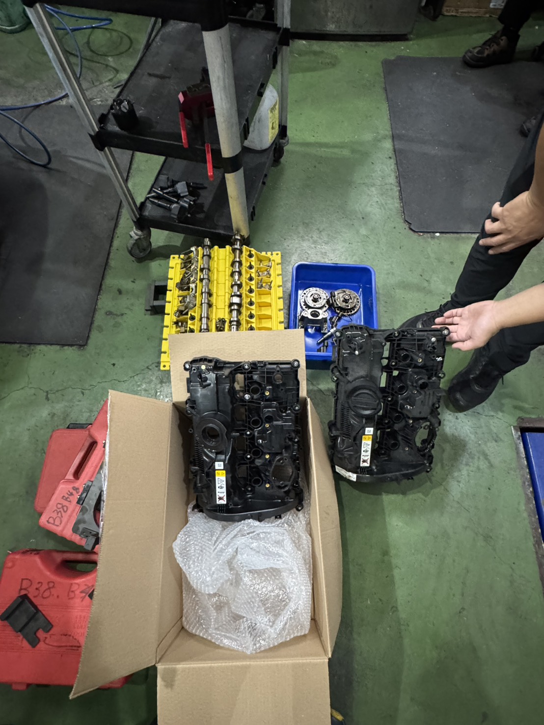 BMW B48 引擎新舊氣門室蓋對照，準備裝上全新原廠件
