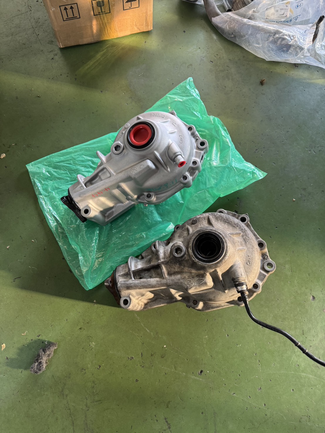 BMW X5 E70 新舊前差速器並排對比，右為拆下的舊件、左為更換的翻新件。