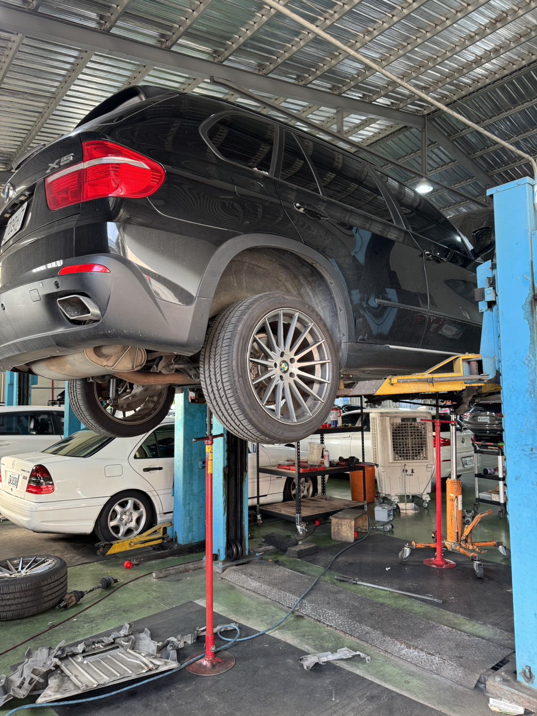 進廠的 BMW X5 E70 已上架，前差速器拆下準備更換翻新件。