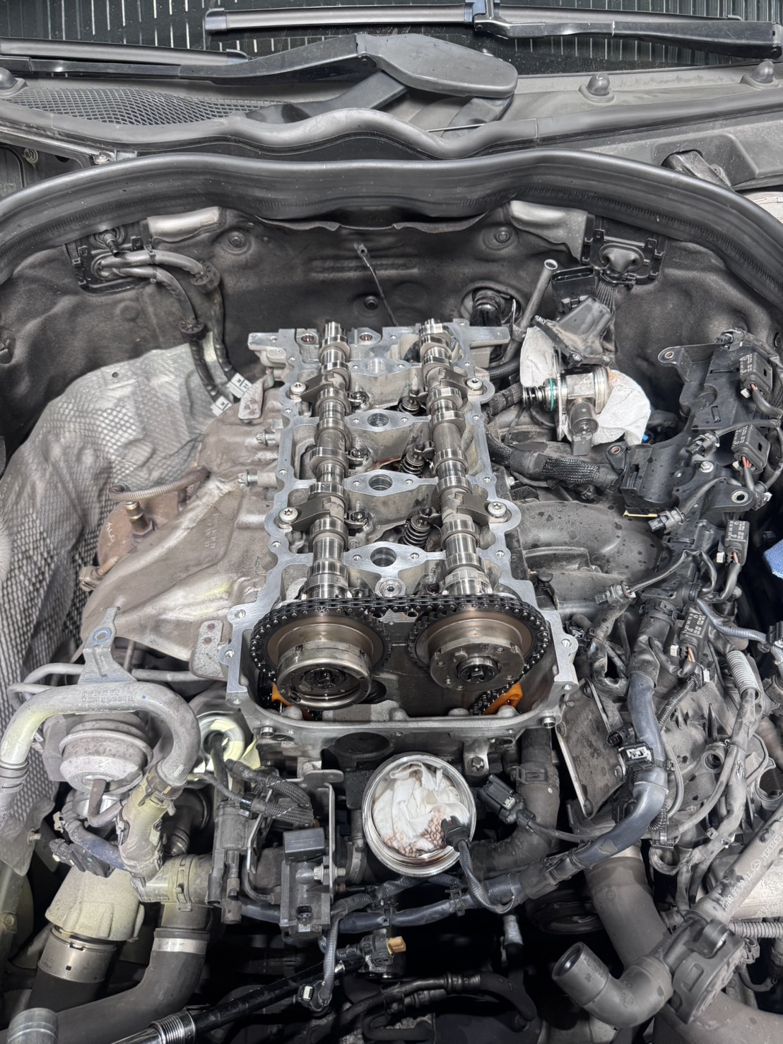 BENZ E250 W212 M274引擎維修中，氣缸蓋裸露凸輪軸正時系統可見｜聯承汽車台中
