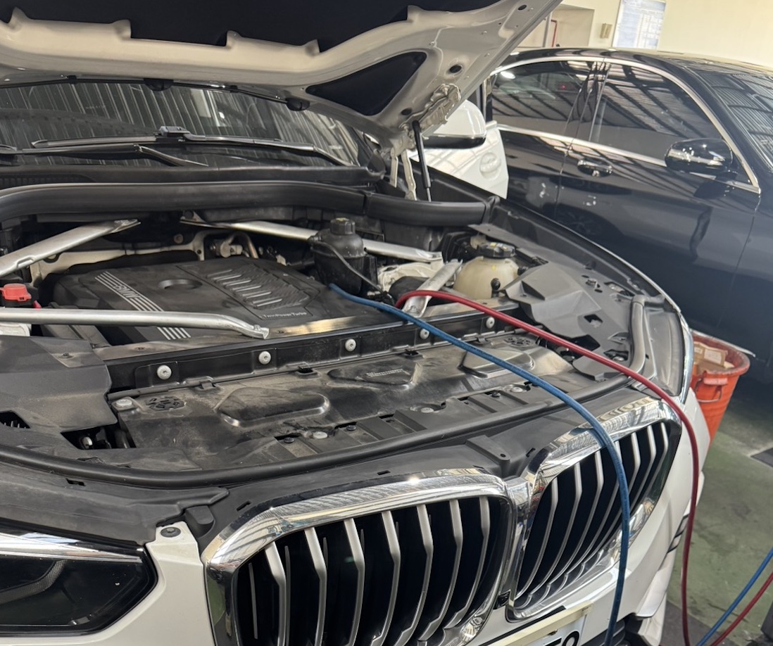BMW X5 冷媒回收作業 前端管路接駁