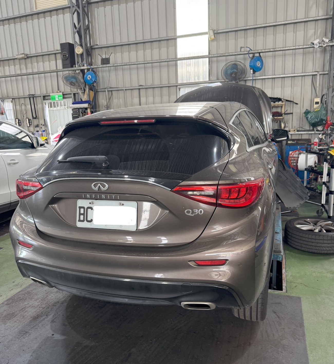 進廠的 Infiniti Q30，已上架準備進行引擎上半部拆解作業。